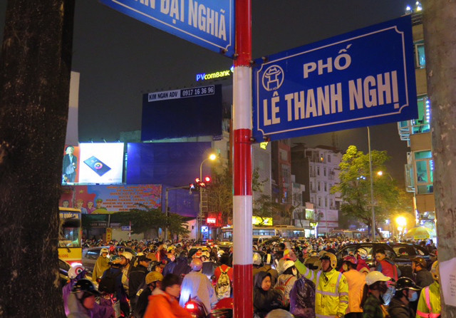 Hà Nội: Đoạn đường gần 1km tắc nghẽn nghiêm trọng trong ngày 8/3 ảnh 1