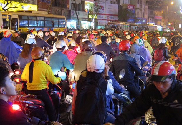 Hà Nội: Đoạn đường gần 1km tắc nghẽn nghiêm trọng trong ngày 8/3 ảnh 3