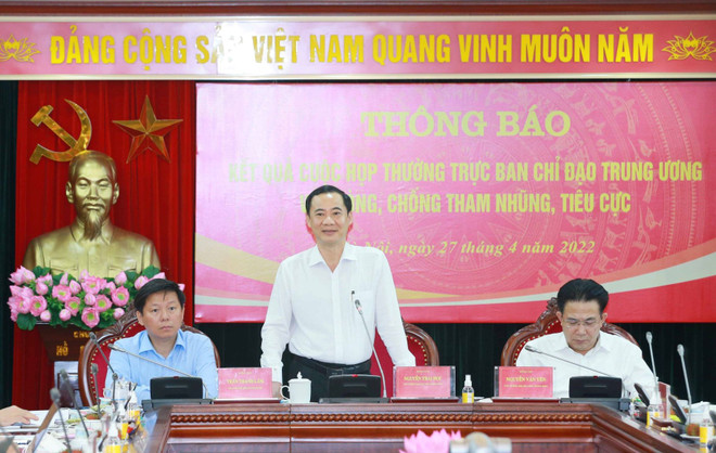Ông Nguyễn Thái Học, Phó Trưởng Ban Nội chính Trung ương thông báo tóm tắt kết quả cuộc họp. (Ảnh: Phương Hoa/TTXVN) 'Tham ô, tham nhũng đã mang tính chất tập thể, có tổ chức' ảnh 1