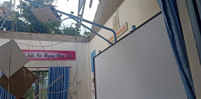 Lâm Đồng: Lốc xoáy làm tốc mái trường học, 3 học sinh bị thương ảnh 1