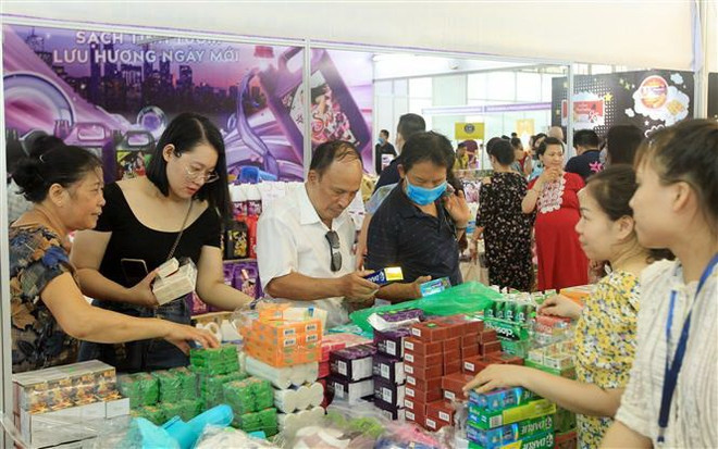 Khách mua sắm tại một hội chợ hàng Thái Lan. (Ảnh minh họa: An Đăng/TTXVN) Kết nối doanh nghiệp vừa và nhỏ Việt Nam với kiều bào Thái Lan ảnh 1