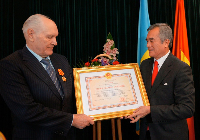 Việt Nam trao tặng Huân chương Hữu nghị cho công dân Ukraine ảnh 1