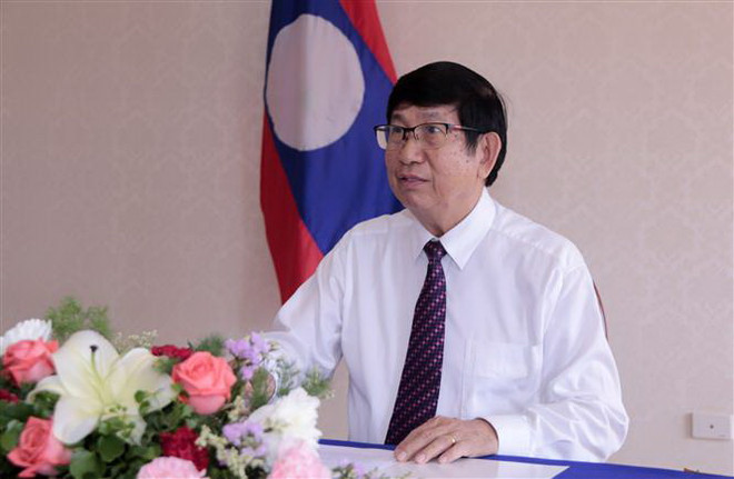 Giáo sư-tiến sỹ Eksavang Vongvichith Chủ nhiệm Ủy ban Đối ngoại Quốc hội Lào trả lời phỏng vấn phóng viên TTXVN. (Ảnh: Thu Phương/TTXVN) Chuyên gia Lào: Tổ chức hội nghị AIPA trực tuyến là sáng kiến kịp thời ảnh 1
