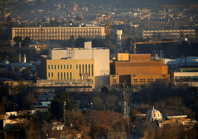 Đại sứ quán Mỹ tại thủ đô Kabul của Afghanistan. (Nguồn: Pbs.org) Afghanistan: Mỹ rút bớt nhân viên chính phủ khỏi thủ đô Kabul ảnh 1