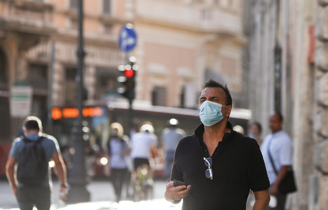 Người dân đeo khẩu trang phòng dịch COVID-19 tại Rome, Italy. (Ảnh: THX/TTXVN) Italy điều tra thương vụ khẩu trang trị giá 1,5 tỷ USD từ Trung Quốc ảnh 1
