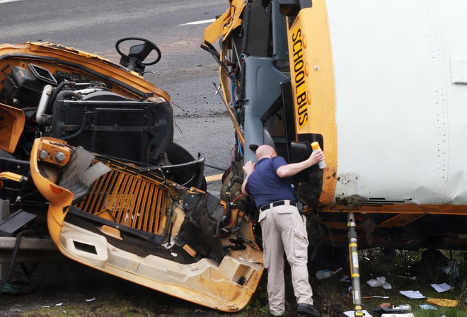 Mỹ: Xe buýt chở học sinh gặp nạn khiến 45 người thương vong ảnh 1