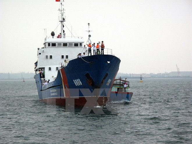 Đưa thuyền viên nghi bị viêm đại tràng co thắt về đất liền ảnh 1