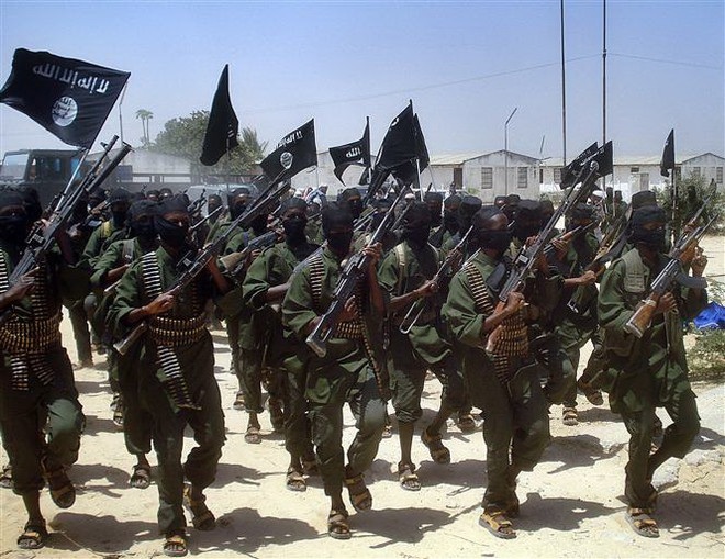 Các tay súng thuộc nhóm Hồi giáo cực đoan al Shabaab tại một địa điểm huấn luyện ở ngoại ô Mogadishu, Somalia, ngày 17/2/2011. (Ảnh: AFP/TTXVN) Mỹ treo thưởng 10 triệu USD cho thông tin về các thủ lĩnh Al-Shabaab ảnh 1