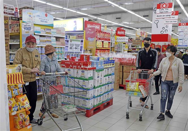 Mua sắm hàng hóa tại siêu thị. (Nguồn: TTXVN) Theo dõi sát diễn biến cung cầu để điều hành, bình ổn giá ảnh 2