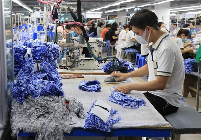Công nhân tại một doanh nghiệp dệt may. (Ảnh minh họa. Nguồn: TTXVN) Thành phố Hồ Chí Minh: 96% lao động quay lại làm việc sau Tết ảnh 1