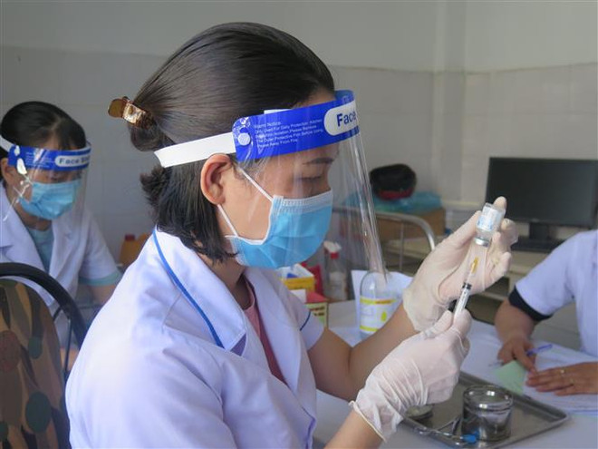 Tiêm vaccine ngừa COVID-19. (Nguồn: TTXVN) Thành phố Hồ Chí Minh: 96% lao động quay lại làm việc sau Tết ảnh 2