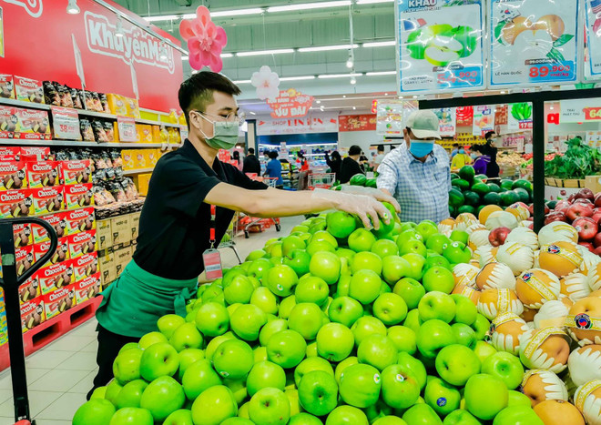 Mua sắm hàng hóa tại siêu thị. (Nguồn: TTXVN) Theo dõi sát diễn biến cung cầu để điều hành, bình ổn giá ảnh 1
