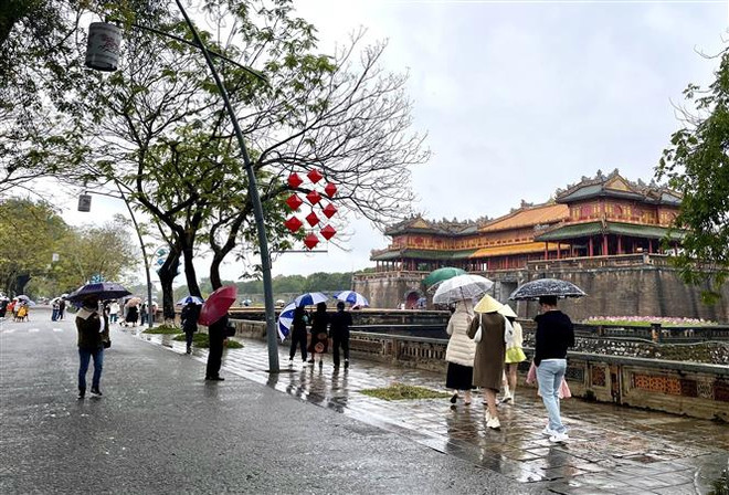Người dân, du khách tham quan Đại Nội Huế. (Ảnh: Mai Trang/TTXVN) Thừa Thiên-Huế điều chỉnh một số biện pháp phòng, chống dịch COVID-19 ảnh 1