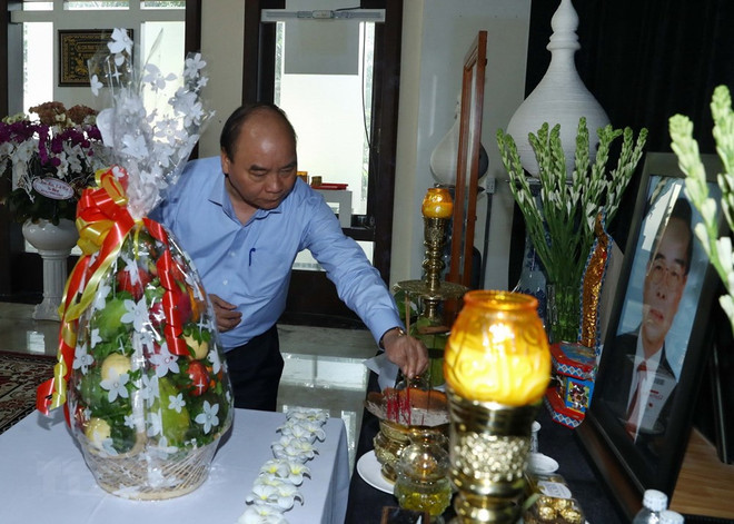 Thủ tướng dâng hương tưởng nhớ các nguyên lãnh đạo đã từ trần ảnh 1