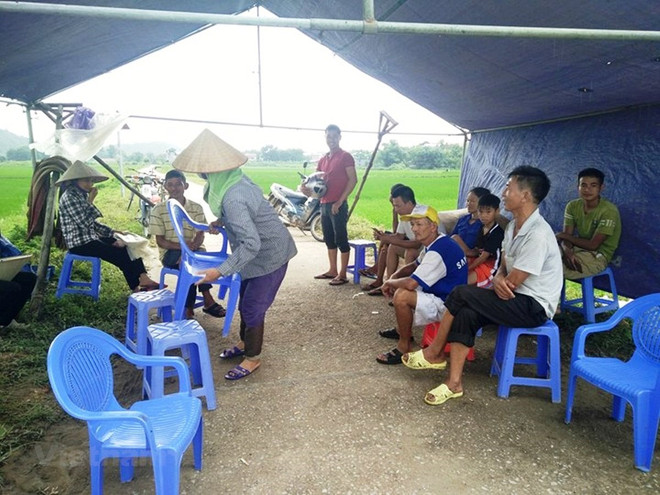 Hà Nội: Đối thoại để người dân không chặn xe rác vào bãi Nam Sơn ảnh 1