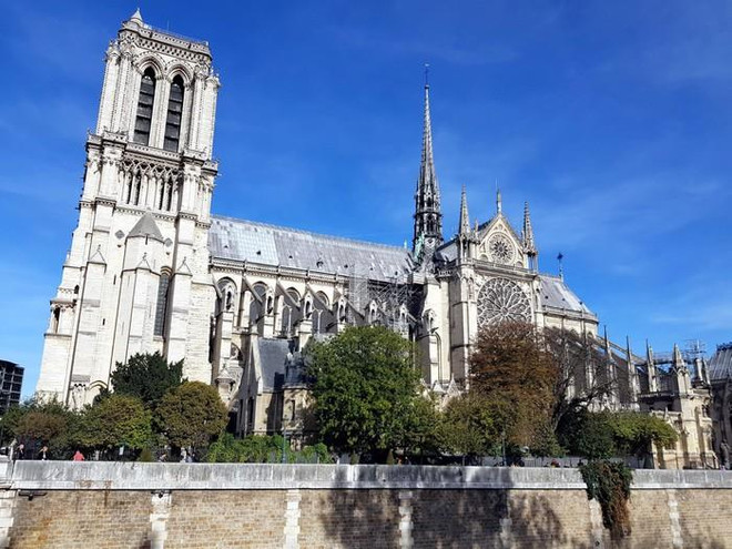 Nhà thờ Đức Bà Paris được xây dựng theo phong cách kiến trúc nào?