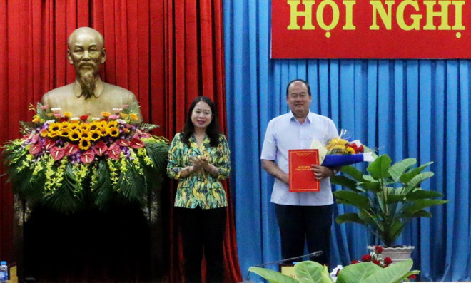 Thừa ủy quyền của Thủ tướng Chính phủ, Bí thư Tỉnh ủy An Giang Võ Thị Ánh Xuân (bên trái) trao Quyết định của Thủ tướng Chính phủ giao Quyền Chủ tịch UBND tỉnh An Giang (nhiệm kỳ 2015-2020) đối với ông Nguyễn Thanh Bình. (Ảnh: Công Mạo/TTXVN) Ông Nguyễn Thanh Bình được giao quyền Chủ tịch UBND tỉnh An Giang ảnh 1