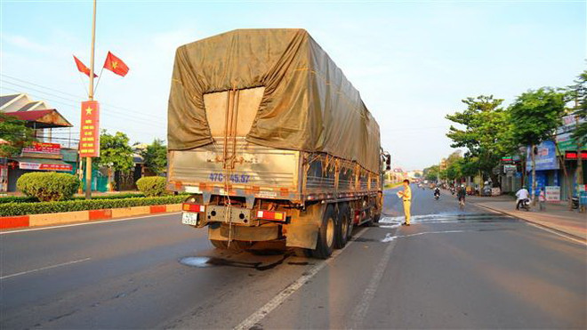 Bình Phước: Va chạm với xe tải, hai vợ chồng đi xe máy gặp nạn ảnh 1
