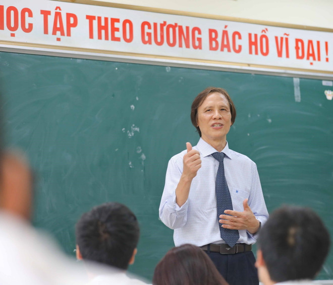 Người thầy lan tỏa tình yêu môn Vật lý đến nhiều thế hệ học sinh ảnh 1