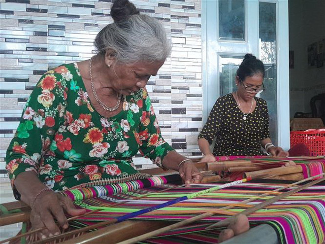 Những người âm thầm gìn giữ nghề dệt thổ cẩm của dân tộc S’tiêng ảnh 1