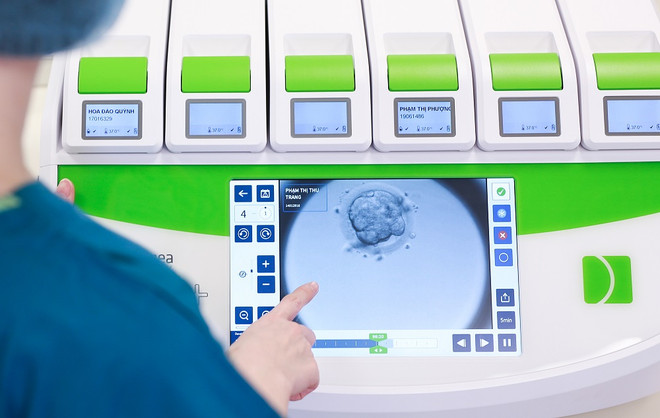 Vinmec ứng dụng AI nuôi cấy phôi thụ tinh trong ống nghiệm ảnh 2