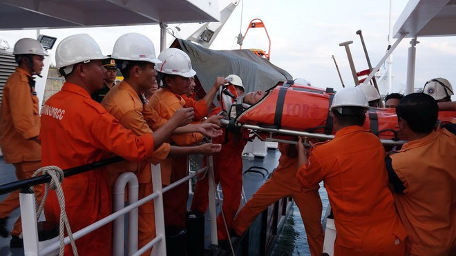 Cứu nạn thuyền trưởng bị chân vịt chém vào ngực tại vùng biển Hoàng Sa ảnh 1