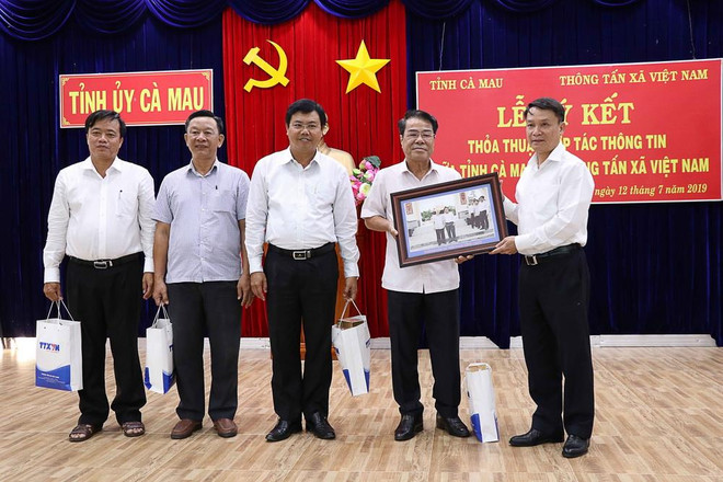 Ủy ban Nhân dân tỉnh Cà Mau ký kết hợp tác thông tin với TTXVN ảnh 1