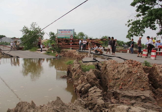 Phân luồng giao thông sau vụ sạt lở đường dẫn cầu phao sông Hóa ảnh 1