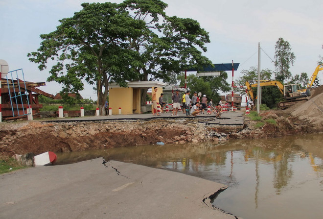 [Photo] Hình ảnh đường dẫn cầu phao sông Hóa tụt xuống sông ảnh 1