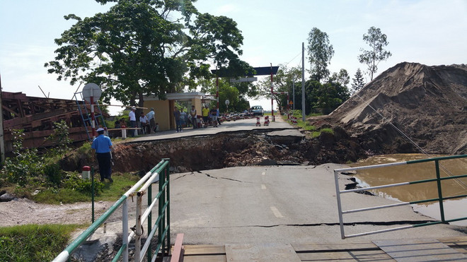 [Photo] Hình ảnh đường dẫn cầu phao sông Hóa tụt xuống sông ảnh 7