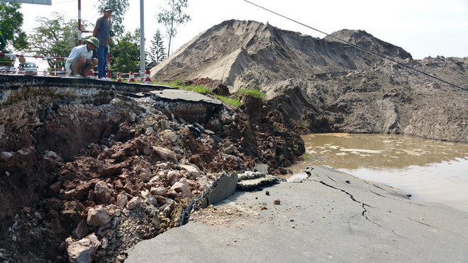 [Photo] Hình ảnh đường dẫn cầu phao sông Hóa tụt xuống sông ảnh 6