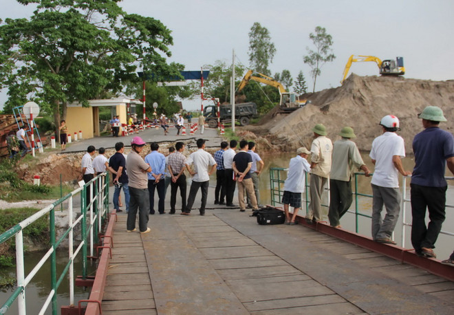 [Photo] Hình ảnh đường dẫn cầu phao sông Hóa tụt xuống sông ảnh 2