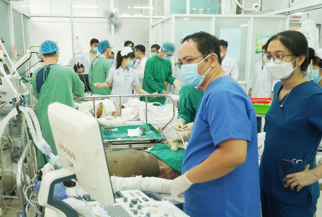 Các y bác sỹ Khoa Cấp cứu, Bệnh viện Chợ Rẫy Thành phố Hồ Chí Minh tích cực cấp cứu cho các nạn nhân bị bỏng nặng. (Ảnh: TTXVN phát) Vụ đốt phòng trọ do ghen tuông ở Đồng Nai: Ba người đã tử vong ảnh 1