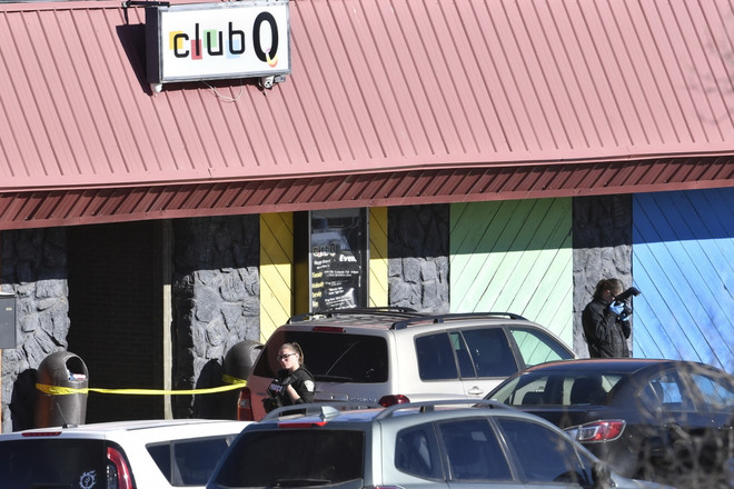 Cảnh sát phong tỏa hiện trường vụ xả súng tại hộp đêm Club Q ở thành phố Colorado Springs, bang Colorado, Mỹ, ngày 20/11/2022. (Ảnh: AFP/TTXVN) Chủ nghĩa da trắng thượng đẳng làm gia tăng các vụ xả súng tại Mỹ ảnh 1