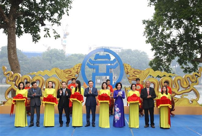 Triển lãm 'Hà Nội: Những dấu son lịch sử' tại khu vực hồ Hoàn Kiếm ảnh 1