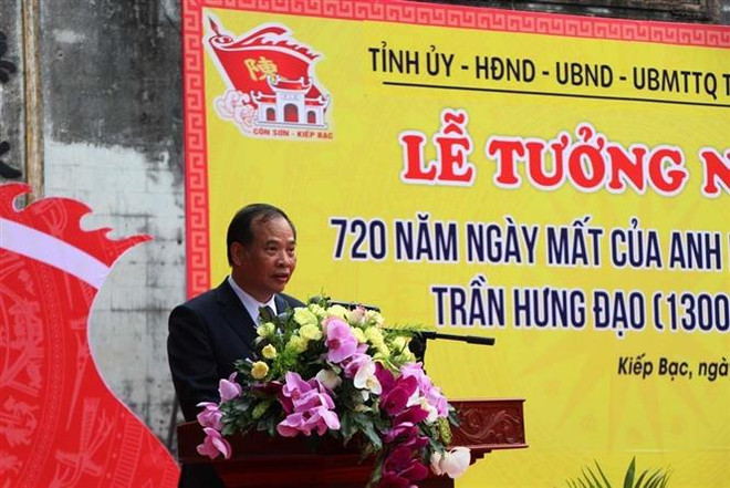 Bí thư Tỉnh ủy Hải Dương Nguyễn Mạnh Hiển đọc diễn văn tưởng niệm. (Ảnh: Mạnh Minh/TTXVN) Tưởng nhớ công lao to lớn của Hưng Đạo Đại vương Trần Quốc Tuấn ảnh 2