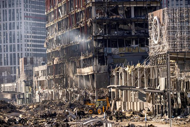 Những tòa nhà bị phá hủy trong xung đột tại tại phía bắc thủ đô Kiev, Ukraine ngày 21/3. (Ảnh: AFP/TTXVN) Ukraine: Thiệt hại kinh tế sau hơn 1 tháng xung đột lên tới 565 tỷ USD ảnh 1