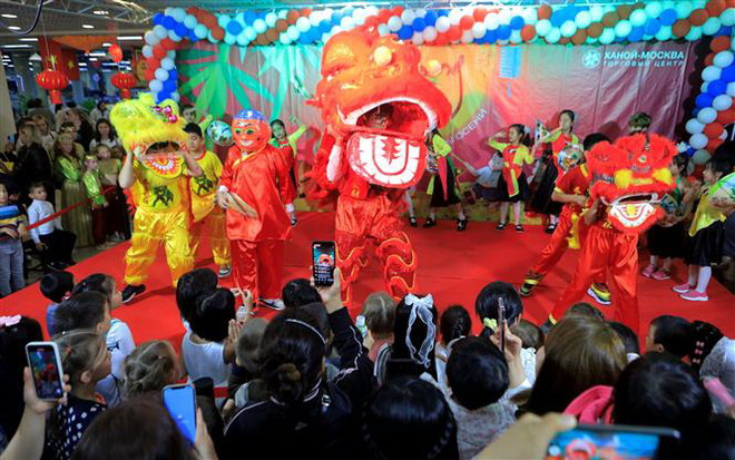 Giao lưu văn hóa, tặng quà Trung Thu cho thiếu nhi Việt Nam tại Nga ảnh 1