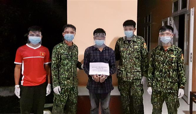 Bắt giữ đối tượng vận chuyển trái phép cần sa vào Việt Nam ảnh 1