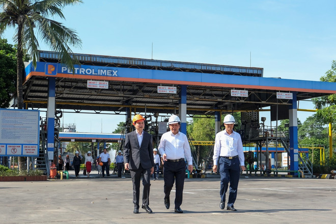 Bộ trưởng Nguyễn Hồng Diên khảo sát tại Công ty Xăng dầu khu vực 1 ảnh 1