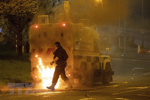 Anh: Tấn công bằng bom xăng nhằm vào trung tâm lực lượng biên phòng​ ảnh 1