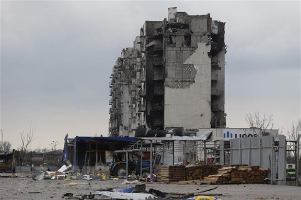 Tòa nhà bị hư hại do xung đột tại Mariupol, Ukraine. (Ảnh: THX/TTXVN) Đức và Liên minh châu Âu hối thúc sớm triển khai tái thiết Ukraine ảnh 1