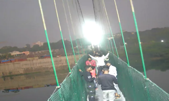 Vụ sập cầu khiến 132 người chết ở Ấn Độ: Cảnh sát bắt giữ 9 đối tượng ảnh 1