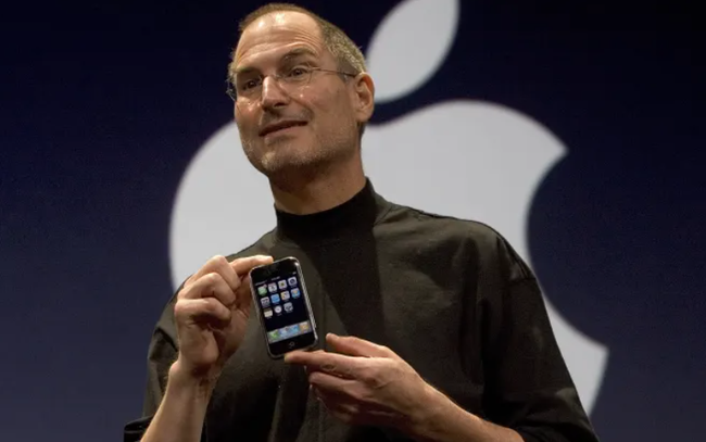 Chiếc iPhone đầu tiên được bán với giá gần 40.000 USD ảnh 1