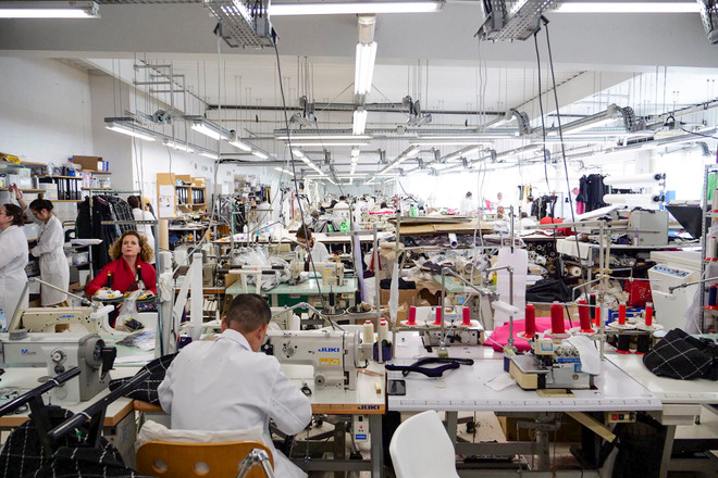 Khám phá bên trong xưởng thời trang danh tiếng thế giới ở Paris ảnh 1