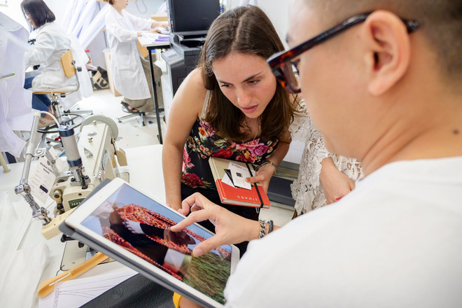 Khám phá bên trong xưởng thời trang danh tiếng thế giới ở Paris ảnh 5