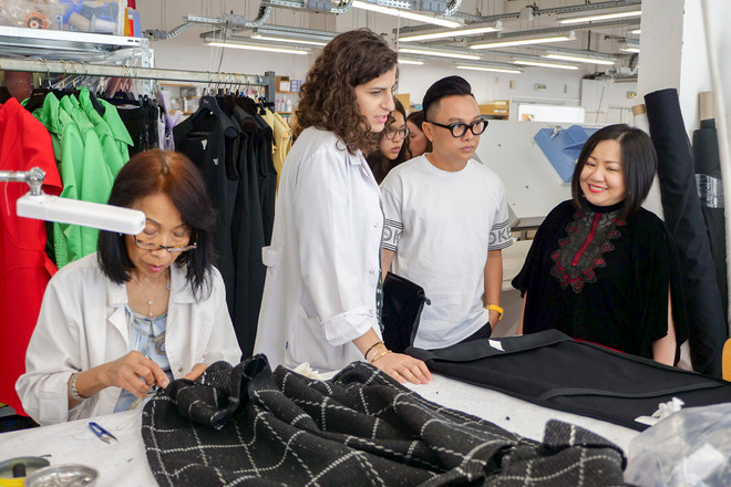 Khám phá bên trong xưởng thời trang danh tiếng thế giới ở Paris ảnh 3