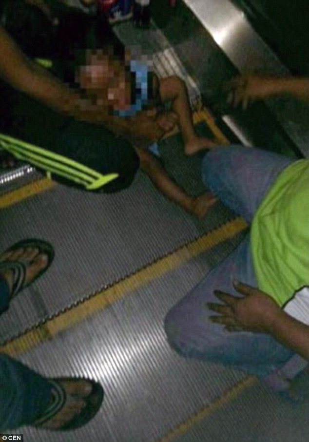 Kinh hoàng bé trai 3 tuổi bị thang cuốn nghiền nát bộ phận sinh dục ảnh 3