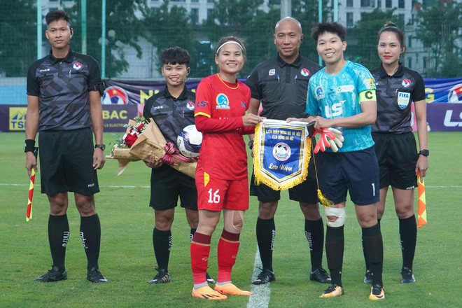 Đương kim vô địch của Giải đấu là Câu lạc bộ Thành phố Hồ Chí Minh I (áo xanh) đối đầu với Câu lạc bộ Hà Nội I ở vòng mở màn. (Ảnh: Việt Anh/Vietnam+)