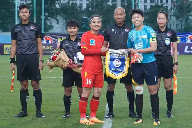 Đương kim vô địch của Giải đấu là Câu lạc bộ Thành phố Hồ Chí Minh I (áo xanh) đối đầu với Câu lạc bộ Hà Nội I ở vòng mở màn. (Ảnh: Việt Anh/Vietnam+)